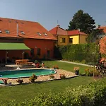 A Restaurace U Hroznu 3*